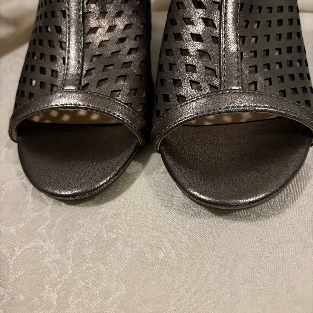 NWOT Liz Claiborne Pewter Sling Back Block Heel, Size 9 - Picture 3 of 12